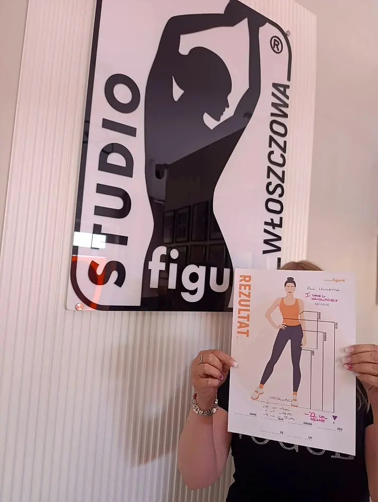 Osoba prezentująca kartę rezultatu we wnętrzu Studio Figura Włoszczowa