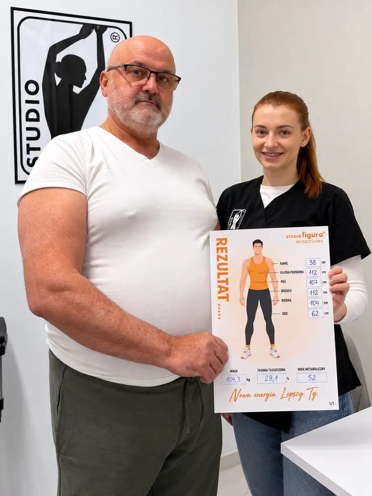 Klient Studio Figura Włoszczowa i pracowniczka prezentujący kartę rezultatu