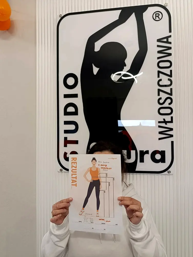 Osoba prezentująca kartę pomiarów w Studio Figura Włoszczowa