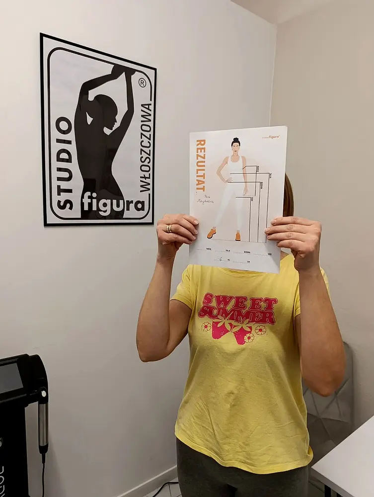 Osoba i pracowniczka Studio Figura Włoszczowa prezentujące kartę rezultatu